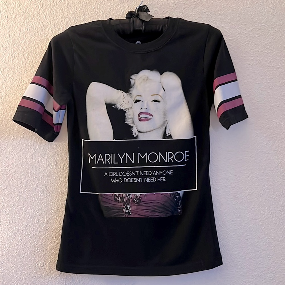 Marilyn Monroe T-Shirt “A GIRL DOESN’T NEED ANYONE WHO DOESN’T NEED HER.” Small